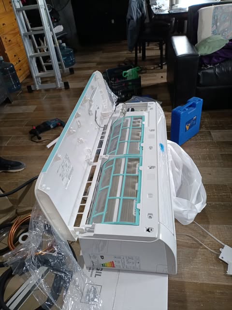 Equipo de aire acondicionado preparado para trabajo técnico
