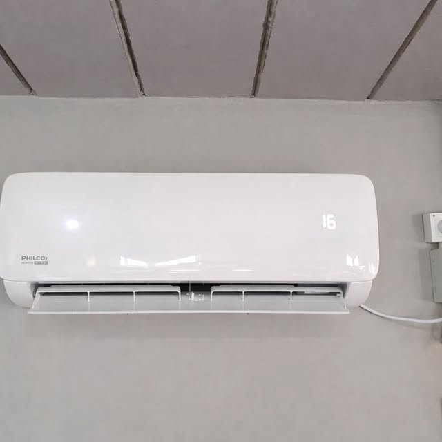 Equipo de aire acondicionado split instalado en interior